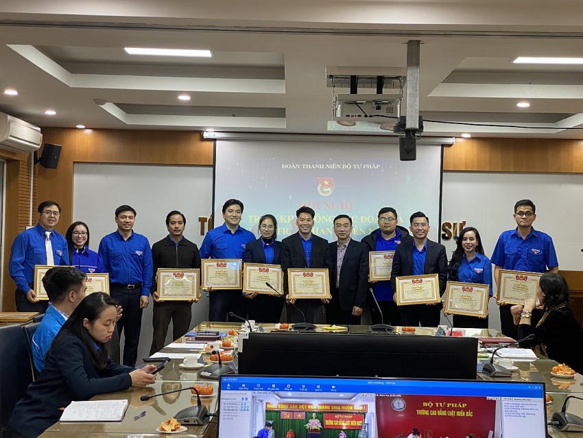 Đồng chí Cao Xuân Thuỷ - Uỷ viên Ban chấp hành Đảng bộ, Phó Chủ nhiệm Uỷ ban kiểm tra Đảng uỷ Bộ Tư pháp trao bằng khen cho các tập thể, cá nhân có thành tích xuất sắc trong công tác đoàn năm 2024.