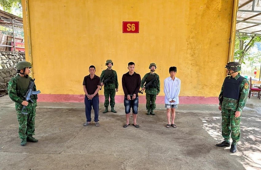 Các đối tượng bị bắt giữ tại Đồn Biên phòng cửa khẩu Lý Vạn. (Ảnh: N.V.T).