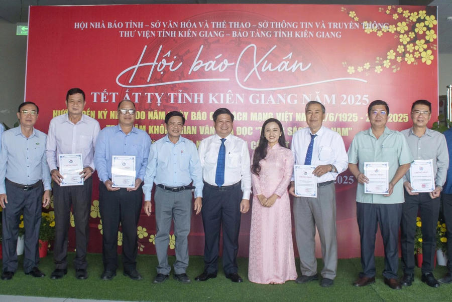 Lãnh đạo Hội Nhà báo và sở Thông tin và truyền thông btỉnh Kiên Giang giấy chứng nhận cho các đơn vị tham gia Hội báo Xuân Ất Tỵ tỉnh Kiên Giang năm 2025