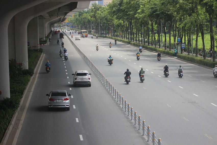 Dải phân cách cứng được lắp đặt trên đường Phạm Văn Đồng. Ảnh: Đại Văn