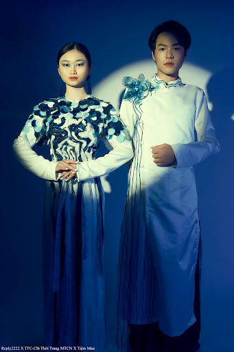 Dây nhựa bỏ đi được đính thành sợi dài trên thân áo