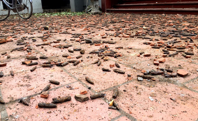 Đầu đạn "phủ kín" sân của một gia đình cách hiện trường vụ nổ khoảng 20m.