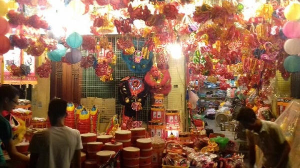 C&aacute;c gian h&agrave;ng b&agrave;y b&aacute;n c&aacute;c loại đồ chơi từ d&acirc;n gian đến hiện đại đủ m&agrave;u sắc rực rỡ, rất thu h&uacute;t trẻ em. Ảnh: Như Trường.