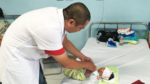 BS Hoàn thăm khám lại cho một bệnh nhi bị ruột quay bất toàn