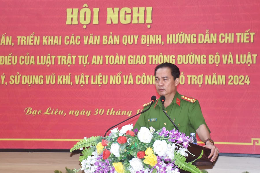 Đại tá Bùi Xuân Khởi - Phó Giám đốc Công an tỉnh Bạc Liêu phát biểu tại Hội nghị.