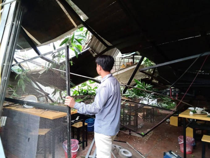 Phần mái của quán ăn bị hư hỏng nặng.