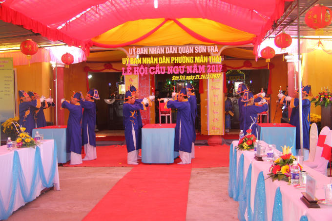 Phần nghi lễ thường được giao cho những người uy tín, cao tuổi trong vùng đảm nhiệm. (Ảnh: Vân Trương)