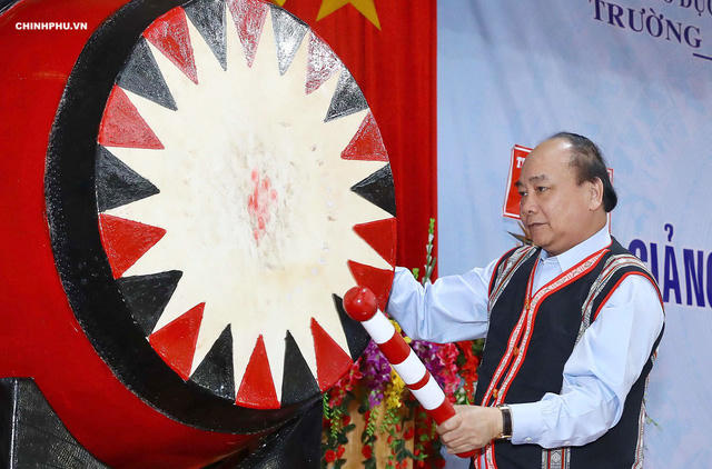 Thủ tướng Nguyễn Xuân Phúc đánh trống khai trường.