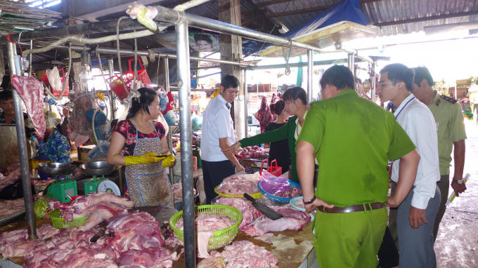 Lực lượng chức năng đã tiến hành kiểm tra và lập biên bản thu giữ số thịt bị hôi thối.