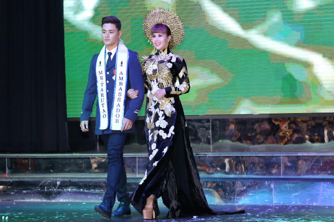 Hoa hậu Hằng Nguyễn diễn áo dài truyền thống hội ngộ dàn hoa hậu quốc tế ở Thái Lan