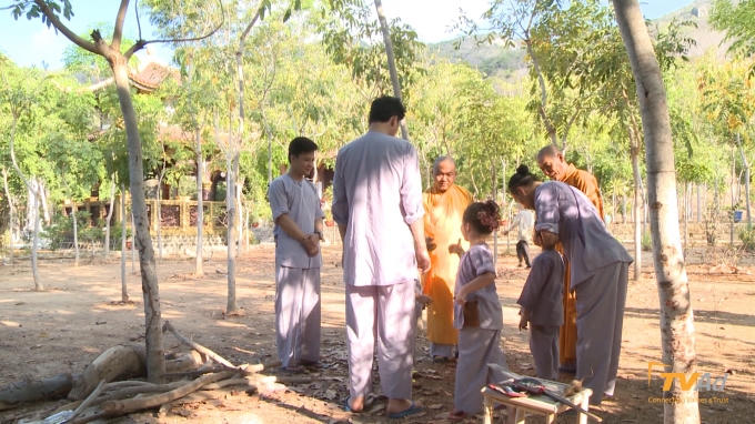 Sư thầy giao nhiệm vụ riêng cho 4 bạn nhỏ. Nhiệm vụ mới: Cho cây uống nước.