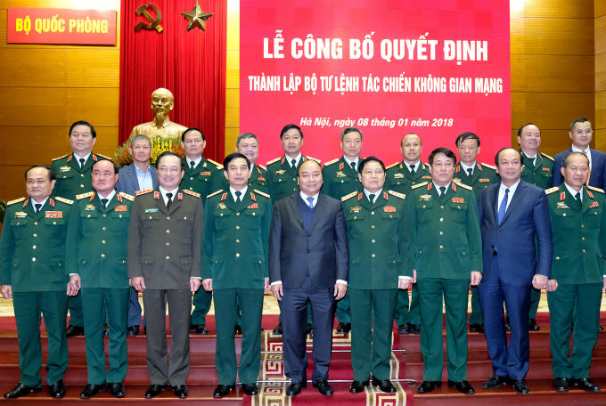 Thủ tướng Nguyễn Xuân Phúc cùng các vị lãnh đạo Bộ Quốc phòng tại buổi lễ.