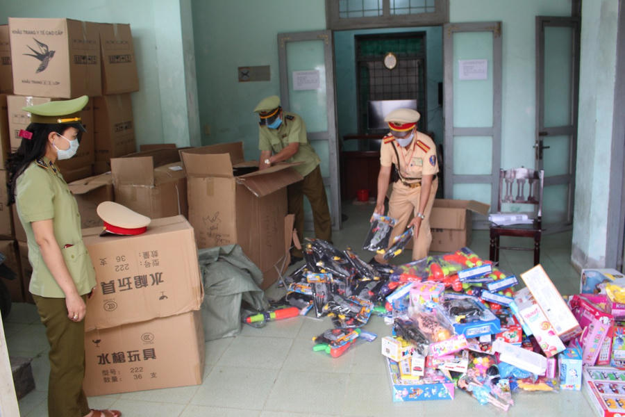 Số đồ chơi trẻ em không rõ nguồn gốc được Phòng CSGT Công an tỉnh phát hiện, bắt giữ.