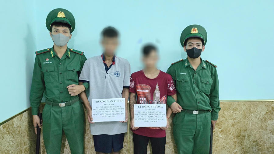 Các đối tượng trộm cấp tài sản bị lực lượng Đồn Biên phòng Nhà Mát bắt giữ.