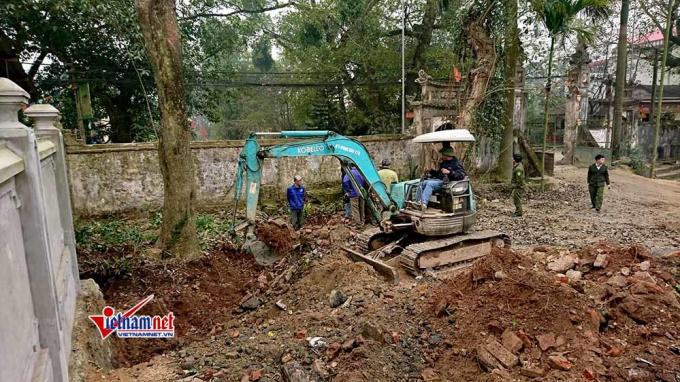 Cây sưa đỏ đang được khai thác.