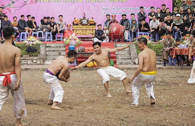 2 thành viên của đội vàng cản đường không cho đội tím mang cầu về hố.