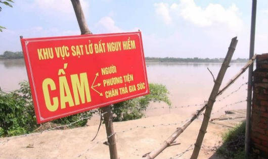 Sạt lở đe dọa t&iacute;nh mạng v&agrave; tải sản nhiều hộ d&acirc;n huyện Tam N&ocirc;ng, Ph&uacute; Thọ