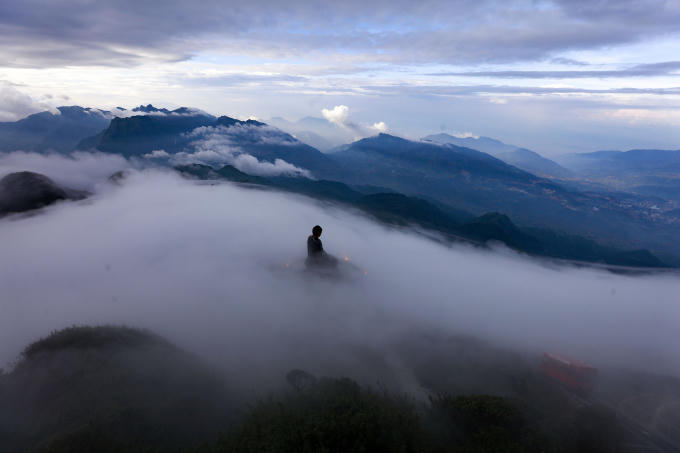 Chưa hết ngỡ ngàng với vẻ đẹp mùa vàng Tây Bắc, bước xuống cáp treo, du khách ngay lập tức bị choáng ngợp trước khung cảnh như chốn bồng lai tiên cảnh trên đỉnh Fansipan với quần thể kiệt tác tâm linh kỳ vĩ ẩn hiện trong mây. Hãy thả hồn thư giãn săn mây giữa đỉnh thiêng, thành tâm chiêm bái các hạng mục tâm linh, để thấy cuộc đời có nhiều khoảnh khắc ung dung, tự tại và đáng nhớ đến thế.