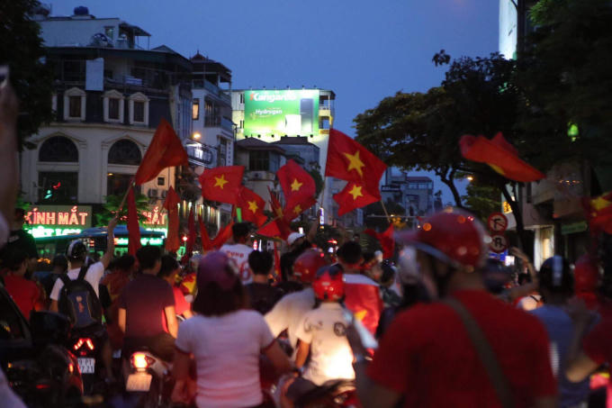Cổ động vi&ecirc;n vẫn ăn mừng d&ugrave; Olympic Việt Nam thua trong trận tranh huy chương đồng