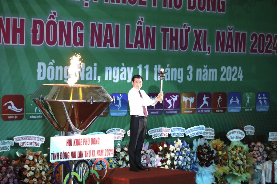 Bí thư Tỉnh uỷ Đồng Nai Nguyễn Hồng Lĩnh thắp sáng đài lửa Hội khoẻ Phù Đổng lần thứ X năm 2024.