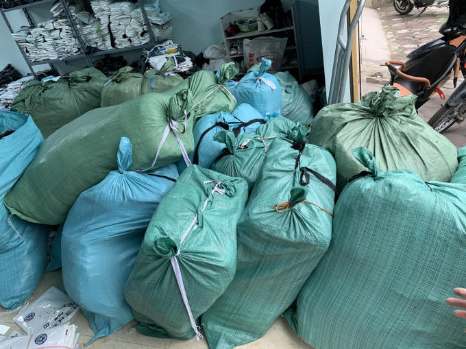Lực lượng chức năng đã tiến hành thu giữ, niêm phong toàn bộ số hàng hóa có dấu hiệu vi phạm. (Ảnh Tổng Cục QLTT)