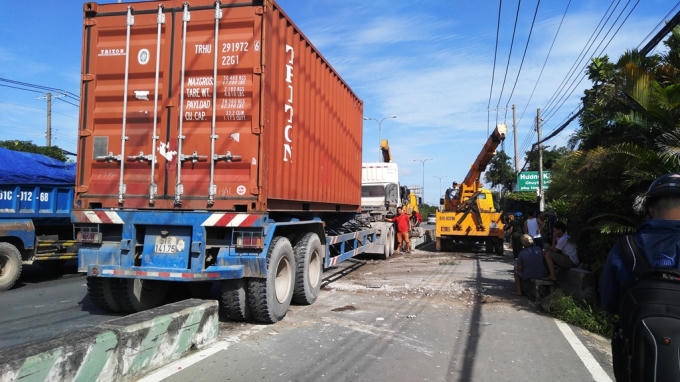 Chiếc container lao ầm ầm vào nhà dân trên quốc lộ 22.