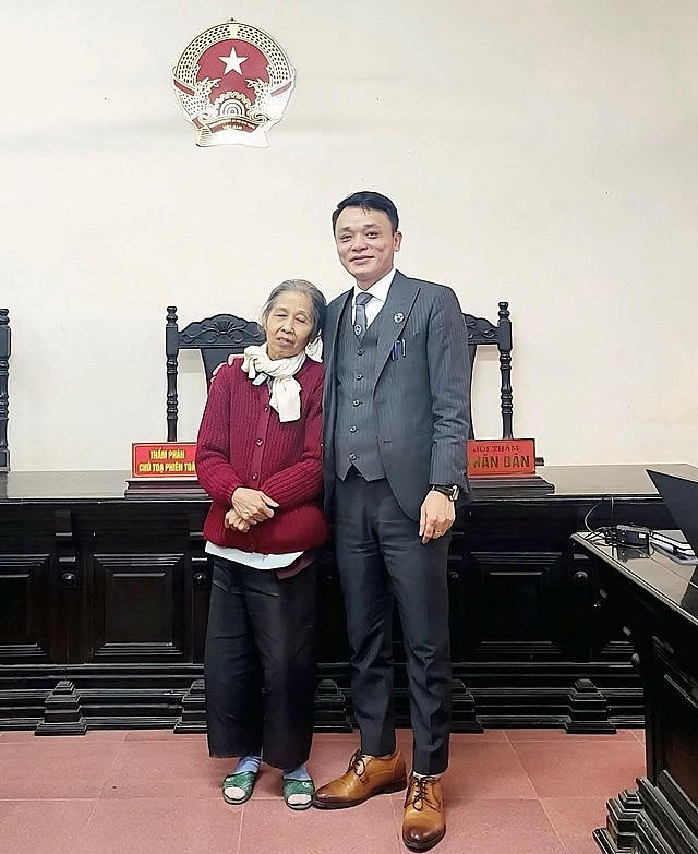 Luật sư Hà Trọng Đại và thân chủ cùng nhau chia sẻ niềm vui chiến thắng, biểu tượng cho sự gắn kết giữa người bảo vệ công lý và người tìm kiếm lẽ phải.