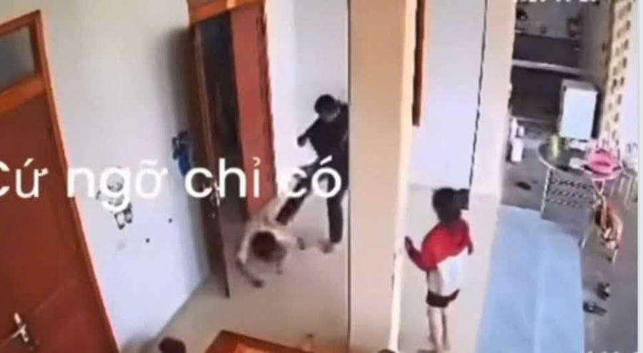 Người đàn ông đánh đập con nhỏ - ảnh cắt từ Video.