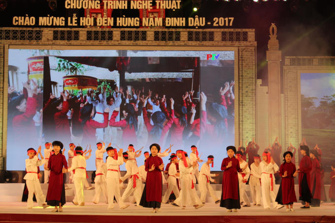 Các cháu phường Gia Cẩm thể hiện điệu hát Mỏ Cá trong làn điệu dân ca hát xoan.