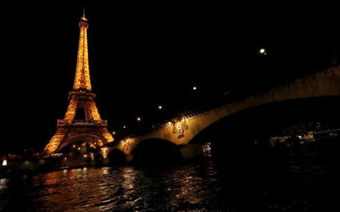Tắt đèn hưởng ứng Giờ trái đất tại Paris.