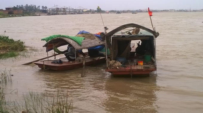 Nghi án chồng giết vợ rồi ném xác phi tang xuống sông Hồng.