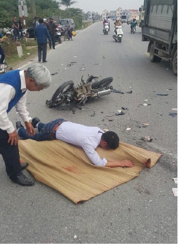 Hiện trường nơi xảy ra sự việc, người nhà khóc lóc tưởng người thân đã chết.