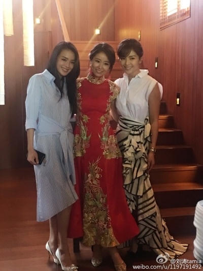 Lễ đón dâu theo nghi thức truyền thống được tổ chức vào buổi sáng.