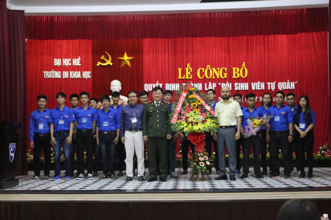 Trung tá Nguyễn Thanh Tuấn – Phó Giám đốc Công an tỉnh Thừa Thiên Huế tặng hoa cho "Đội Sinh viên tự quản".