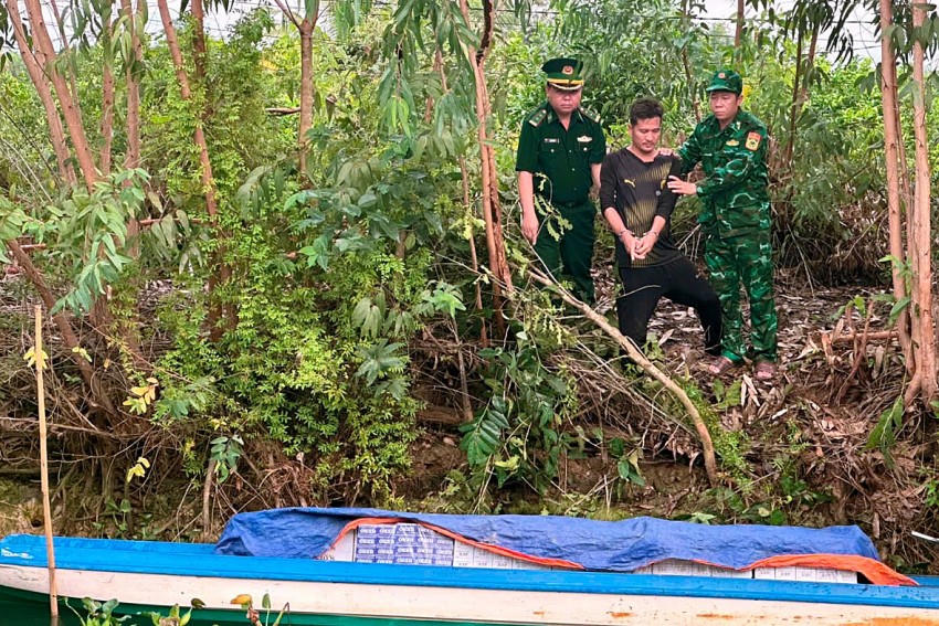 Bắt quả tang đối tượng Nguyễn Văn Ân đang vận chuyển thuốc lá ngoại nhập lậu từ Campuchia về Việt Nam tiêu thụ. Ảnh: Luận Quân Phương