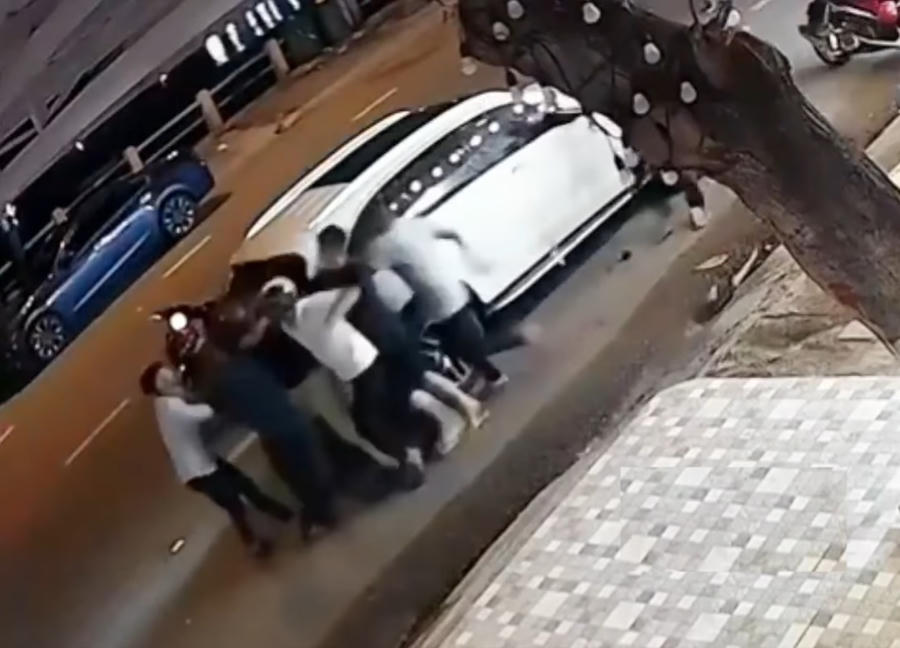 Vụ việc được camera ghi lại.