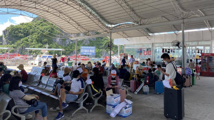 Khu vực nhà chờ ở cảng Cái Rồng chật chội, rất nóng nực, ngột ngạt vào mùa hè