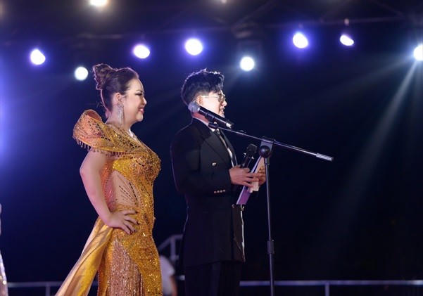 Phần thi ứng xử của Lê Thùy nhận nhiều tràng vỗ tay từ khán giả.