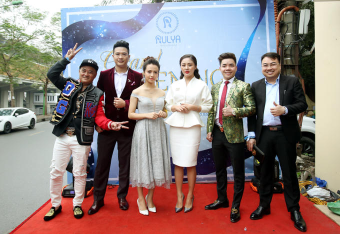 Sự kiện có sự góp mặt của khách mời Ca sỹ Văn Mai Hương, ông Nguyễn Minh Ngọc (Hiệu trưởng Học Viện Kiến Thức Nền) và ông Nguyễn Tứ Quý (chủ thương hiệu Vest Quý Sài Gòn)