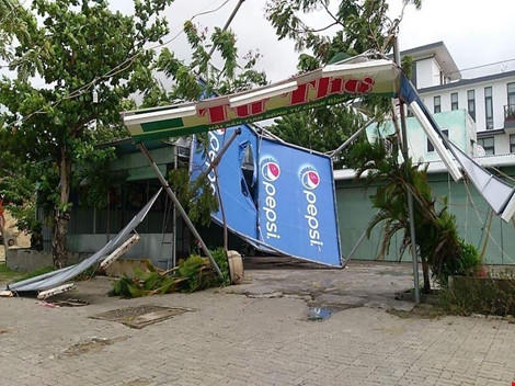 Bão quét qua khu vực hàng quán ven biển. Ảnh: C.Th