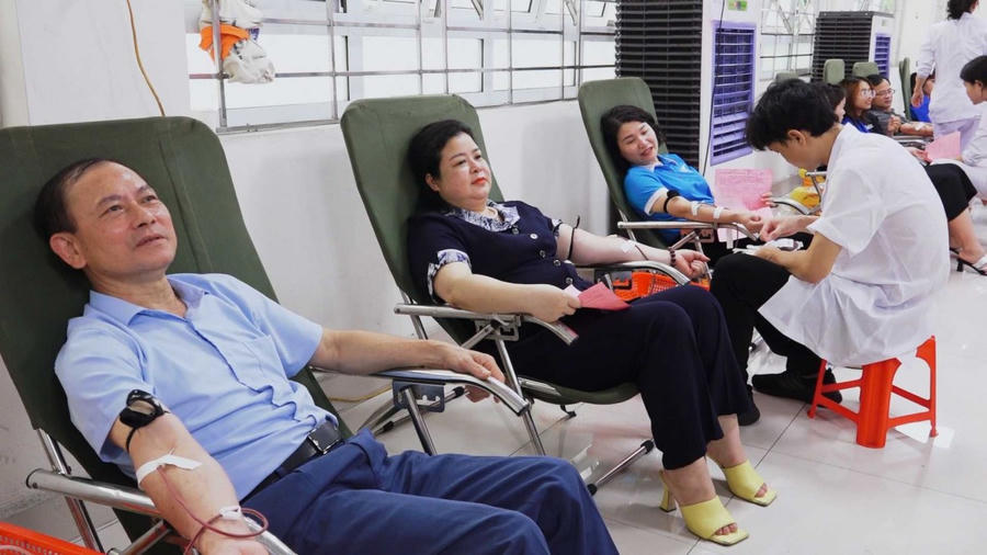 Phong trào hiến máu tình nguyện được đông đảo cán bộ, nhân viên và thanh niên tình nguyện tham gia hiến máu.