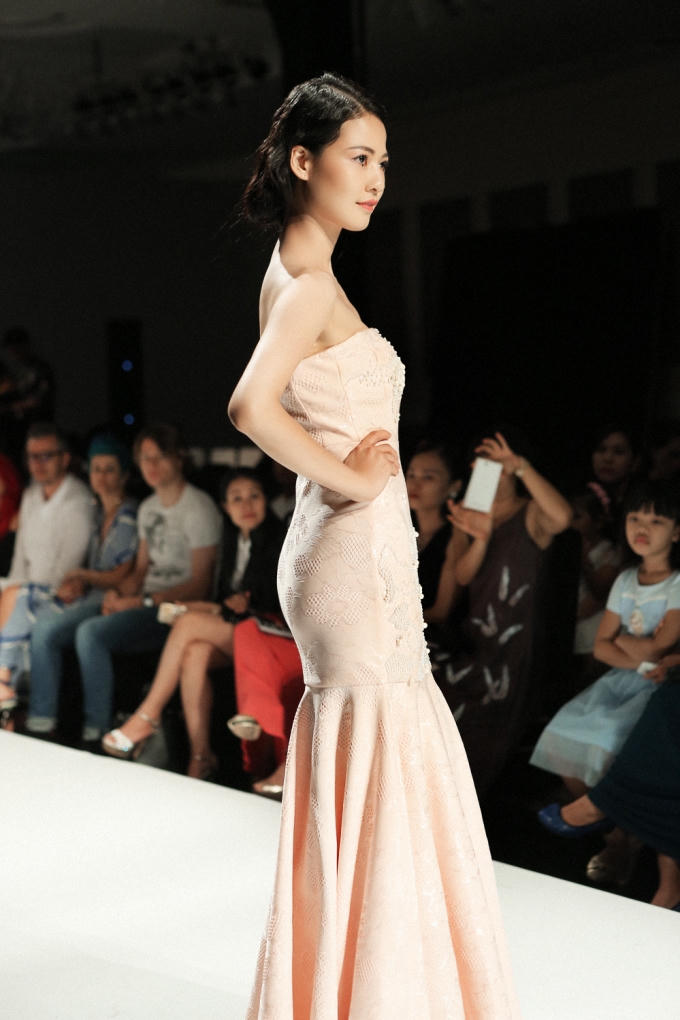 Vẻ tự tin duyên dáng của Trần Thị Quỳnh trên sàn diễn - Photo: Kim Bánh Trôi Nước