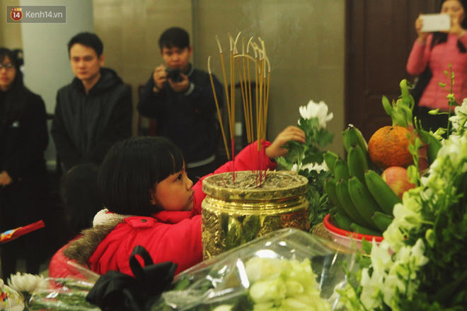 Bông hoa trắng đưa tiễn bé An.