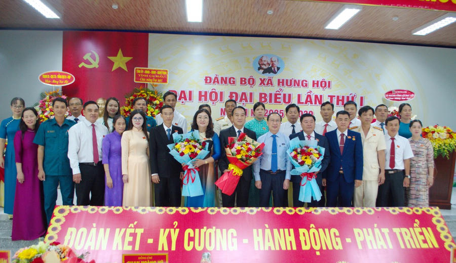 Ông Phan Hoàng Vũ – Phó Chủ tịch HĐND tỉnh Cà Mau tặng hoa cho Ban Chấp hành Đảng bộ xã Hưng Hội nhiệm kỳ mới 2025 – 2030.