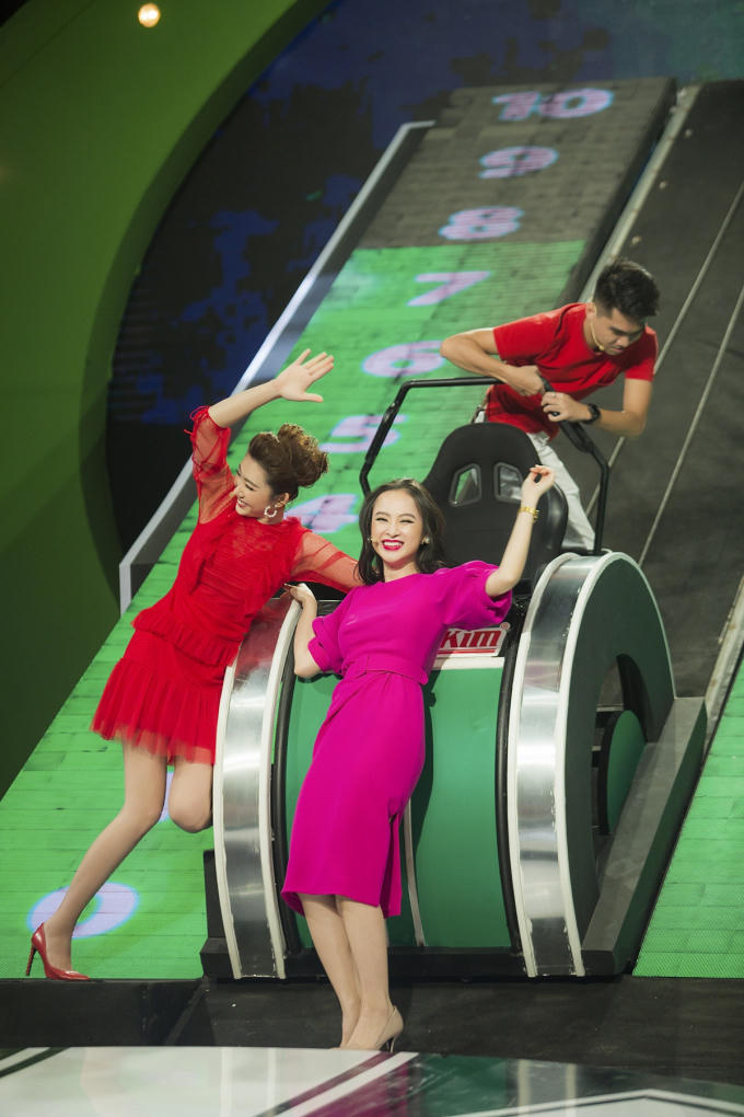Thúy Ngân, Angela Phương Trinh đùa giỡn nhắng nhít khi đi quay gameshow