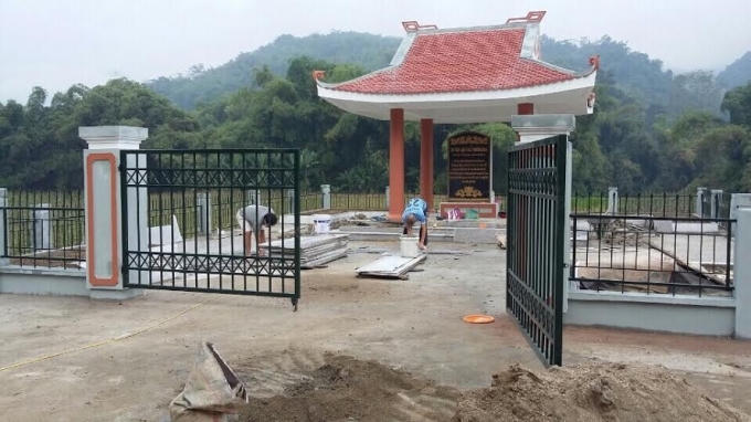 Những hạng mục hư hỏng nặng ở Di tích lịch sử cách mạng Phiêng Chì đang được sửa chữa.