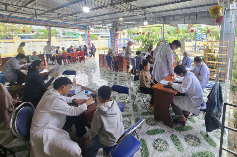 Lực lượng Y tế TP HCM khám, chữa bệnh và cấp phát thuốc cho bà con tại tỉnh Đắk Lắ k. (Ảnh: Sở Y tế TP HCM)