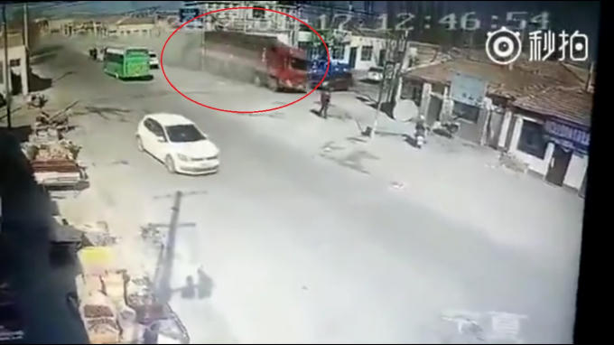 Khoảnh khắc chiếc xe tải mất lái, lao vào nhà dân.