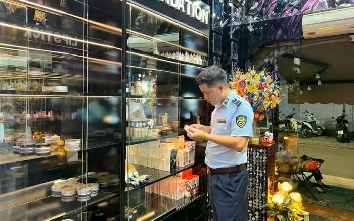 Lực lượng QLTT kiểm tra đột xuất tại cửa hàng làm đẹp Tinna Lê Make Up.