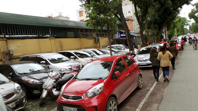 Ô tô tràn ra cả lòng đường. Vỉa hè không còn lối cho người đi bộ.